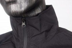 Impermeable Light detalle cierre chaqueta7